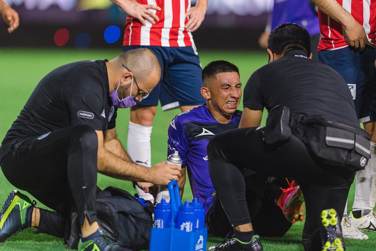 A la media hora de juego, Daniel Amador era derribado por Raúl Gudiño en el área y el árbitro marcaba penal.