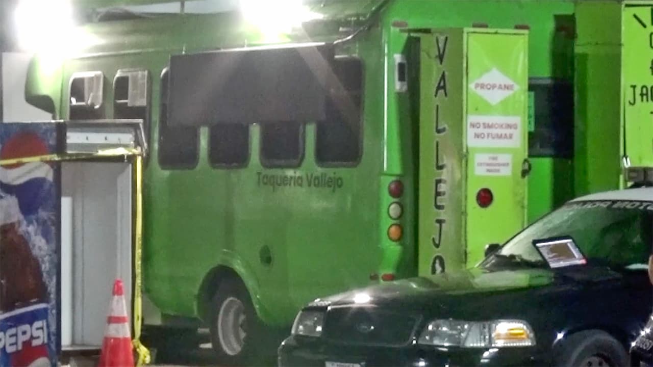 Balean al dueño de un camión de tacos en un intento de robo cuando cerraba su negocio