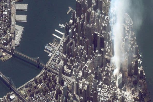 El 11 de septiembre Estados Unidos fue víctima de horrendos ataques terroristas: Al Qaeda secuestró e impactó cuatro aviones contra varios objetivos y que causaron la muerte y destrucción, siendo el episodio que precedería a la guerra de Afganistán y a la adopción por el Gobierno estadounidense y sus aliados de la política denominada de Guerra contra el terrorismo. Los atentados fueron cometidos por diecinueve miembros de la red yihadista Al-Qaida,1 divididos en cuatro grupos de secuestradores, cada uno de ellos con un terrorista piloto que se encargaría de pilotar el avión una vez ya reducida la tripulación de la cabina. Los aviones de los vuelos 11 de American Airlines y 175 de United Airlines fueron los primeros en ser secuestrados, siendo ambos estrellados contra las dos torres gemelas del World Trade Center, el primero contra la torre Norte y el segundo poco después contra la Sur, provocando que ambos rascacielos se derrumbaran en las dos horas siguientes.2 3 El tercer avión secuestrado pertenecía al vuelo 77 de American Airlines y fue empleado para ser impactado contra una de las fachadas del Pentágono, en Virginia. El cuarto avión, perteneciente al vuelo 93 de United Airlines, no alcanzó ningún objetivo al resultar estrellado en campo abierto, cerca de Shanksville, en Pensilvania, tras perder el control en cabina como consecuencia del enfrentamiento de los pasajeros y tripulantes con el comando terrorista.