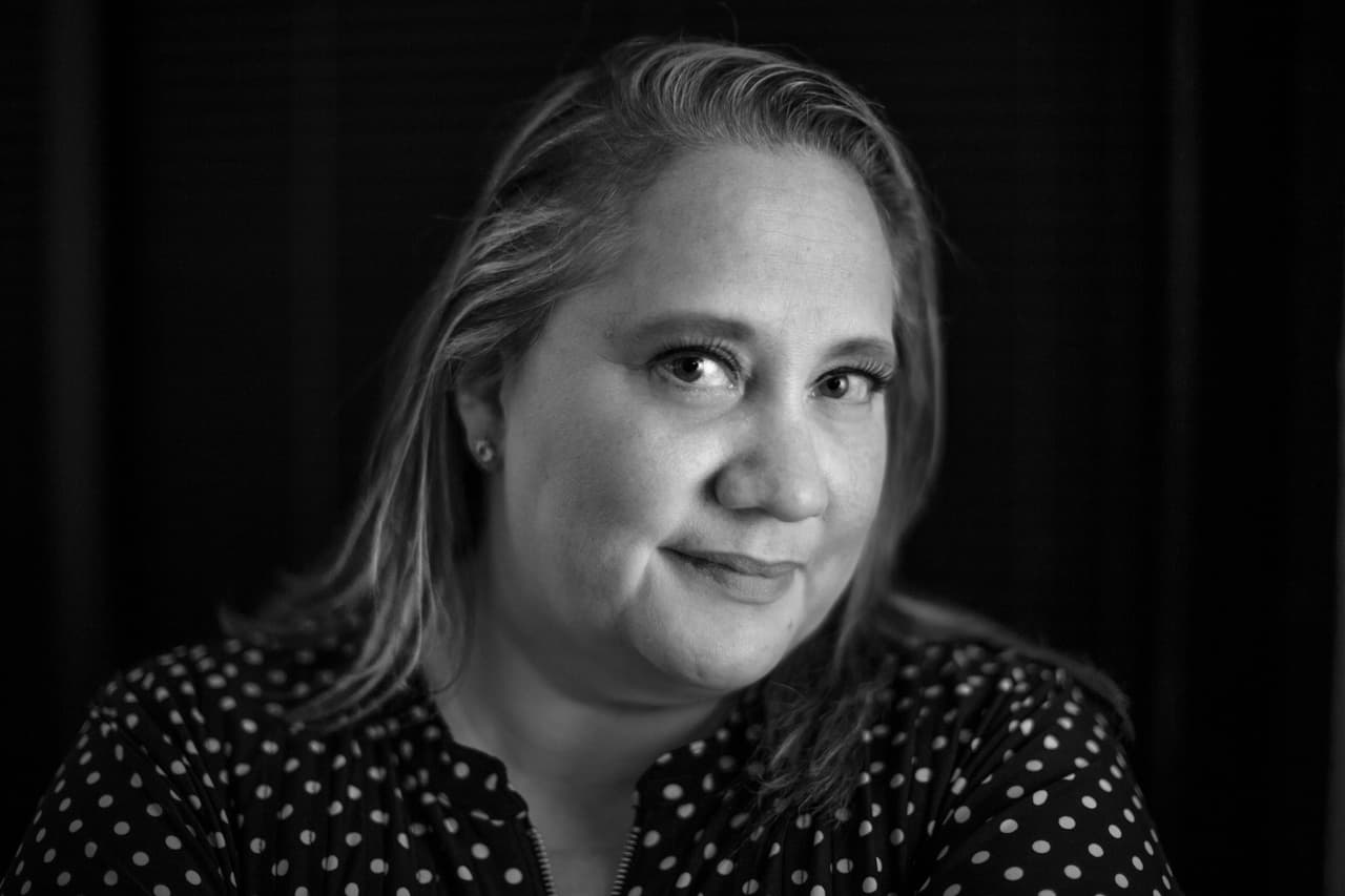 <b>“El poder está en que nos unamos por las luchas que nos importan a todos, no solo a un grupo en particular”</b>. La familia de Jennifer Cantu es de Monterrey, México, pero ella nació en Laredo, Texas. Es médico y ayuda a pacientes sin seguro de salud en Fort Bend, donde también está compitiendo para ser comisionada del condado. Cree que los latinos al fin se han levantado, en parte por los ataques del presidente Trump. “No es suficiente enojarse y muchos se han dado cuenta que el poder está en el voto. Fort Bend es una comunidad de blancos, negros, hispanos y asiáticos, casi en la misma proporción, y estamos aprendiendo a luchar juntos. En mi comunidad mi historia es diferente solo porque terminé la secundaria sin estar embarazada, seguí estudiando y fui la primera de mi familia en tener un título. Por eso entendí que si no tenemos una silla en la mesa para cenar es porque estamos preparando la comida”.