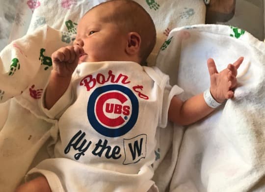 ¡Bebés recién nacidos muestran su apoyo a los Cachorros de Chicago!