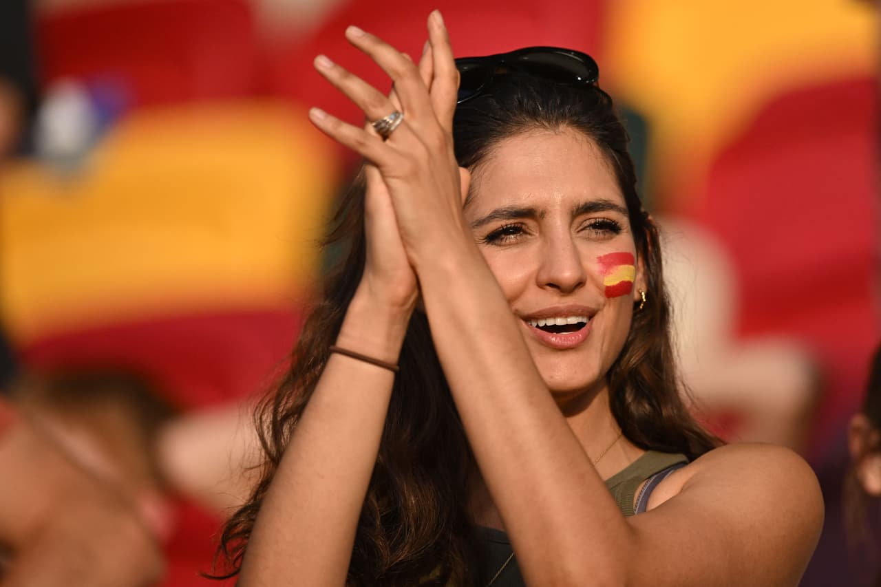 Las aficionadas españolas celebraban en las gradas la anotación de los instantes finales.
