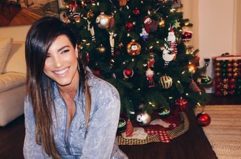 La actriz venezolana Gaby Espino posó feliz frente a este clásico árbol navideño.