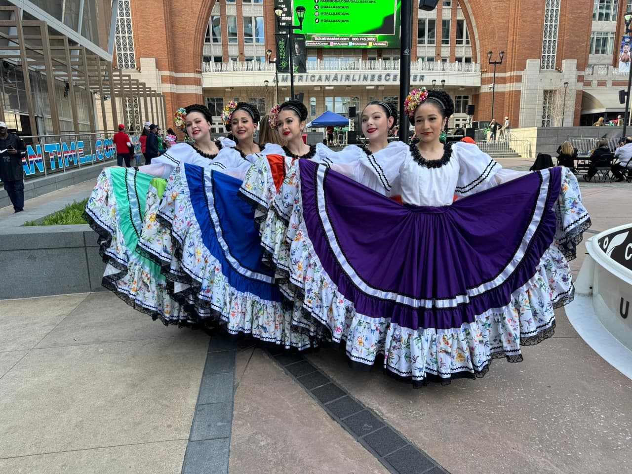 Orgullosas, estas bailarinas mostraron sus trajes típicos en la noche de herencia hispana de los Dallas Stars.
