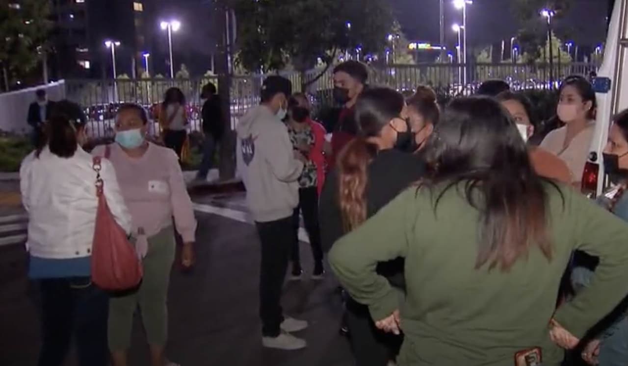 Familiares y amigos 
<a href="https://www.univision.com/local/los-angeles-kmex/madre-de-la-joven-herida-en-tiroteo-en-long-beach-pide-que-arresten-al-oficial-vinculado-con-el-caso-video">se reunieron frente al hospital Memorial en Long Beach para rezar</a> y exigirle a los médicos en el hospital que Manuela Rodríguez, de 18 años de edad, siga con vida artificial.