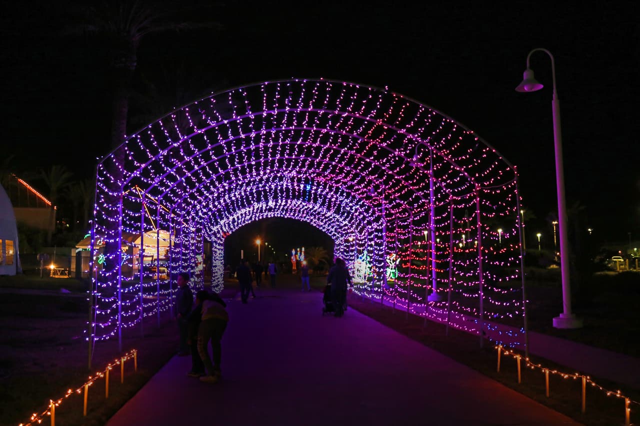 Un extenso tunel con luces multicolor que cambian al ritmo de canciones.