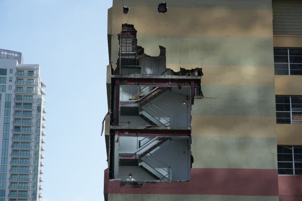 Varios edificios resultaron con daños importantes en paredes y ventanas en el área de St. Petersburg.
<br>