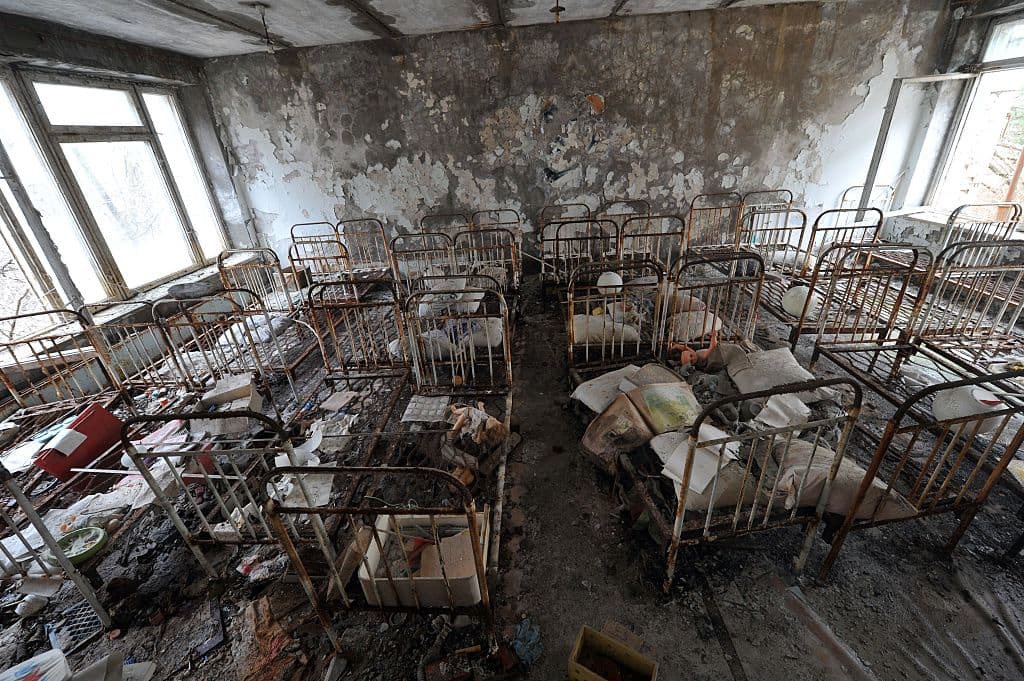 <b>Pripyat, Ucrania.</b> Esta puede ser una de las más famosas ciudades fantasmas del mundo. Pripyat era una pequeña ciudad que albergaba a más de 45,000 personas, la mayoría de ellos eran familiares de los
<b><a href="https://www.univision.com/noticias/trending/chernobil-real-vs-ficcion-la-exitosa-serie-de-hbo-comparada-con-imagenes-verdaderas-del-momento-de-la-catastrofe-fotos-interactivas">trabajadores de la central nuclear de Chernóbil</a></b>. El accidente nuclear del 26 de abril de 1986 forzó una evacuación completa de la ciudad haciendo que todo quede detenido en el tiempo. Aún se pueden ver cuadernos y símbolos de la era soviética en medio de los edificios abandonados.
<br>
<br>