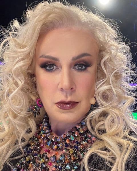 El pasado 5 de marzo, la también cantante compartió en Instagram un video sin filtros desde el set del programa 'Music Battles México', en donde se desempeña como jurado, y los usuarios la acusaron de estarlos engañando.
<br>