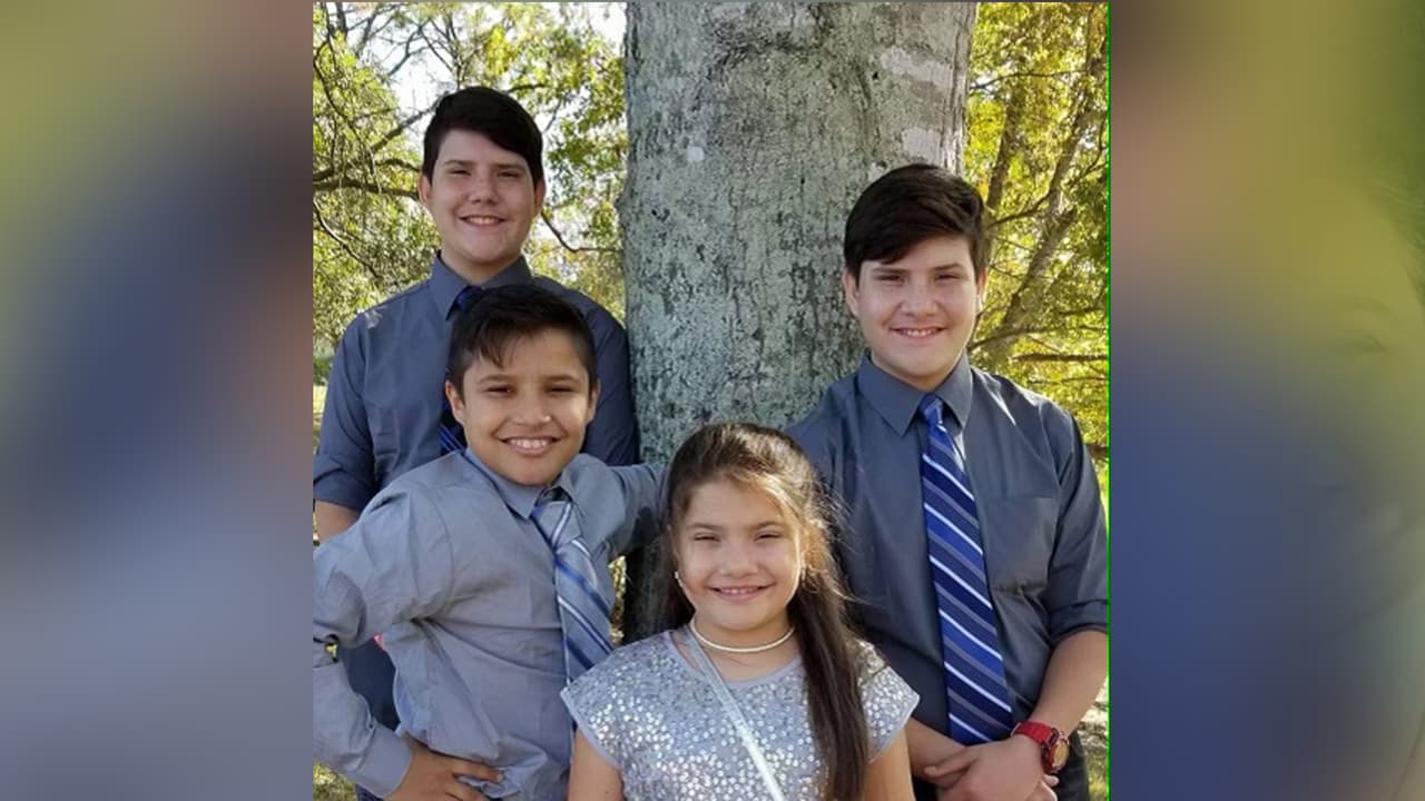 Jones asegura que su prima tenía temor de aplicarse la vacuna contra el 
<b><a href="https://www.univision.com/temas/coronavirus">coronavirus</a></b>, pero antes de que los intubaran, les pidieron a sus hijos que se vacunaran.