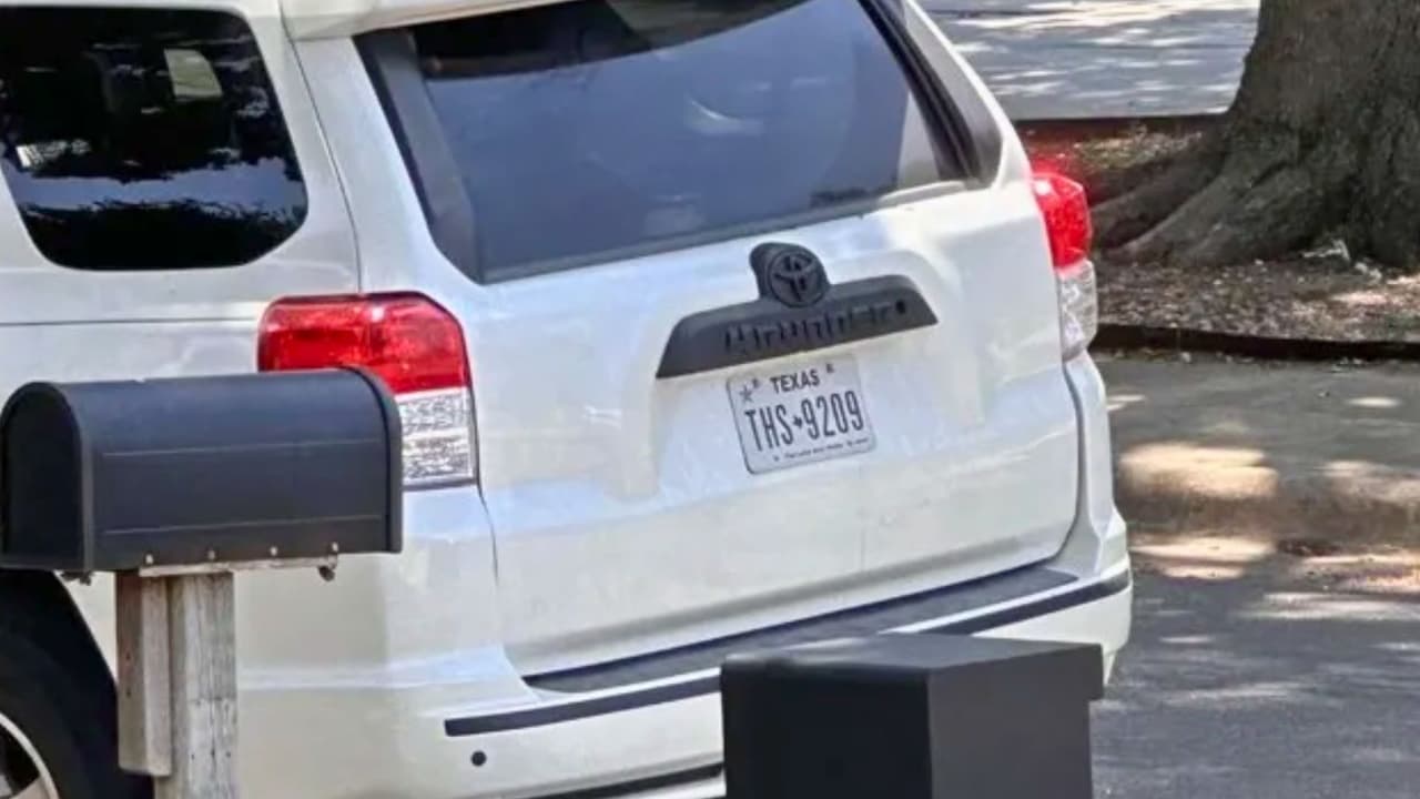Detalles de la placa de la camioneta Toyota del sospechoso.