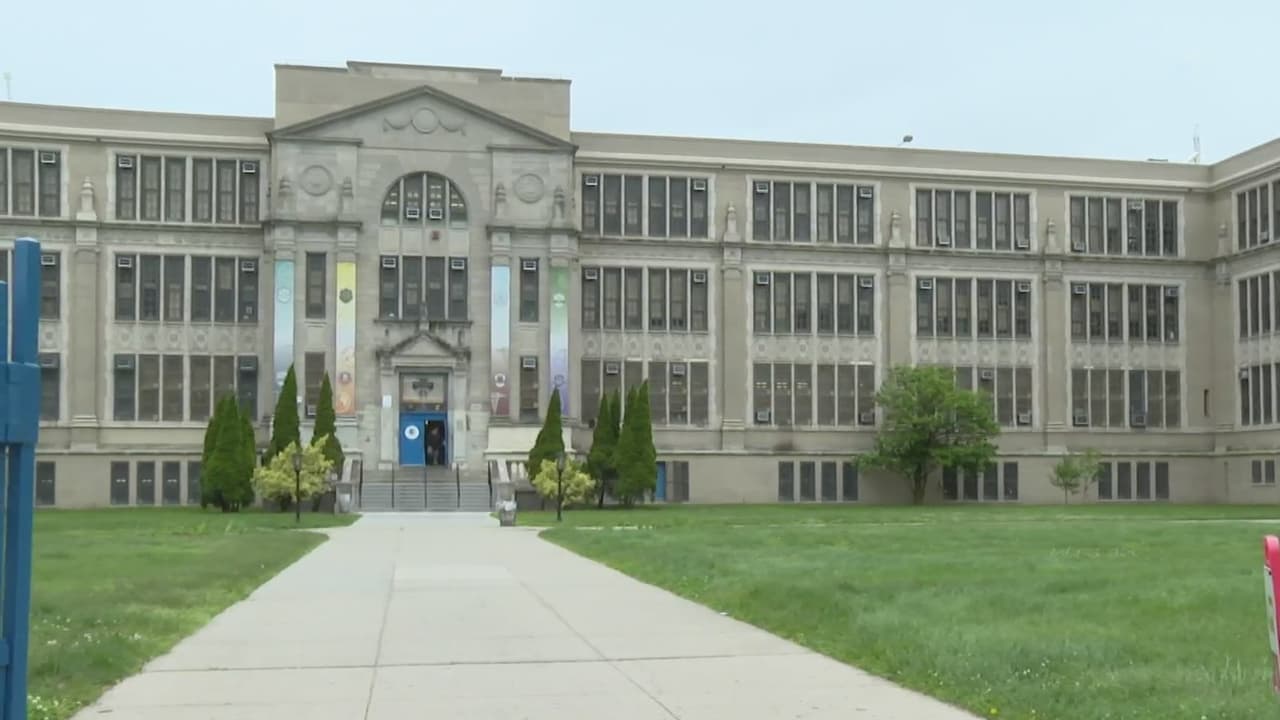 Arrestan a subdirector de escuela en Queens por presuntamente acosar y agredir a estudiante