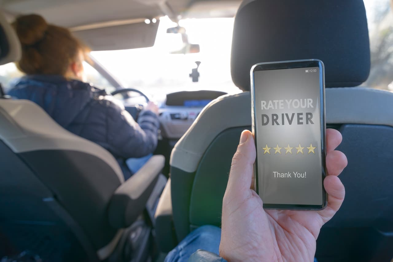 <h3 class="cms-H3-H3">15. Conduzca para una app de transporte</h3>
<br>
<br>El salario promedio diario de un conductor para una aplicación como Uber o Lyft es de unos $350 al día. Usted tiene la libertad de elegir su horario, los lugares hacia donde desea conducir. También puede alquilar o arrendar un vehículo a través de la compañía si así lo desea. 
<br>
