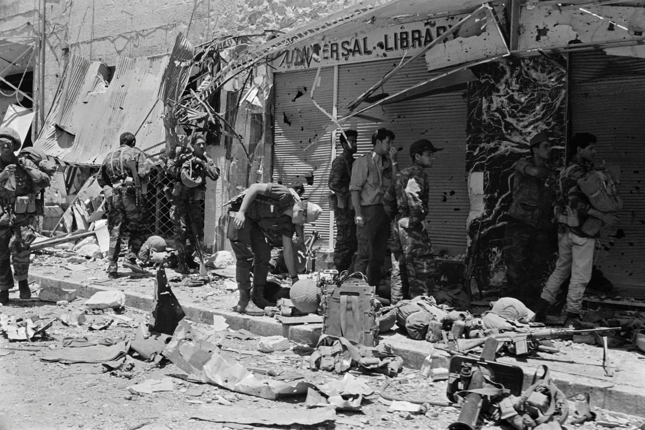 <b>Soldados israelíes inspeccionan la destrucción de una calle de Jerusalén </b>en junio de 1967. La ciudad, sagrada para las tres principales religiones monoteístas era desde entonces controlada en su totalidad por Israel.