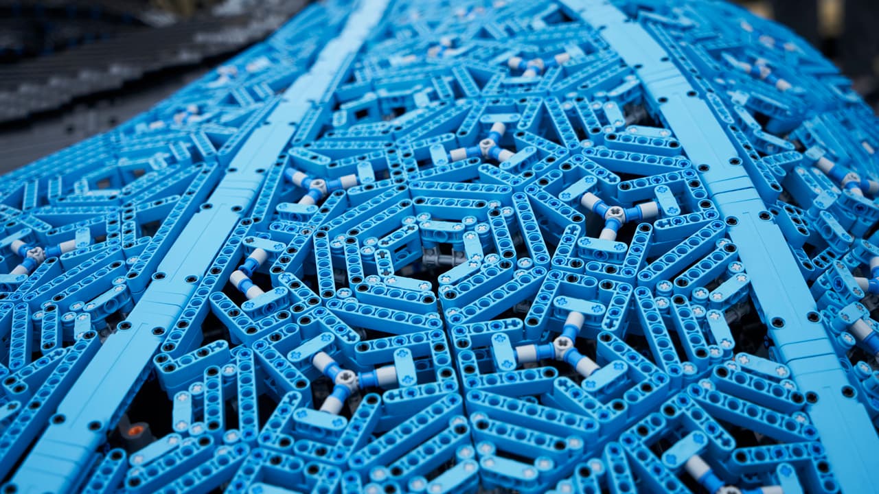 Para la construcción de este modelo a escala se utilizaron 
<b>más de 1 millón de piezas</b> en total, tomó 
<b>13,000 horas</b> y el producto final 
<b>pesa 1,100 libras menos que el producto “real”</b>.