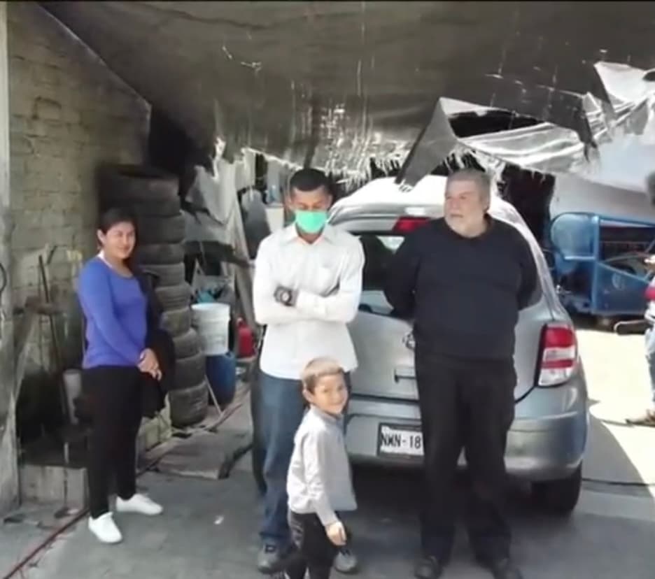 Desde hace 50 años, Armando se levanta todos los días muy temprano para comenzar una larga jornada de 14 horas dentro de su taller que ha pasado de convertirse en un simple refugio
<b> a una nueva oportunidad de una vida mejor lejos del sueño americano</b> que habían pensado en un principio.
<br>