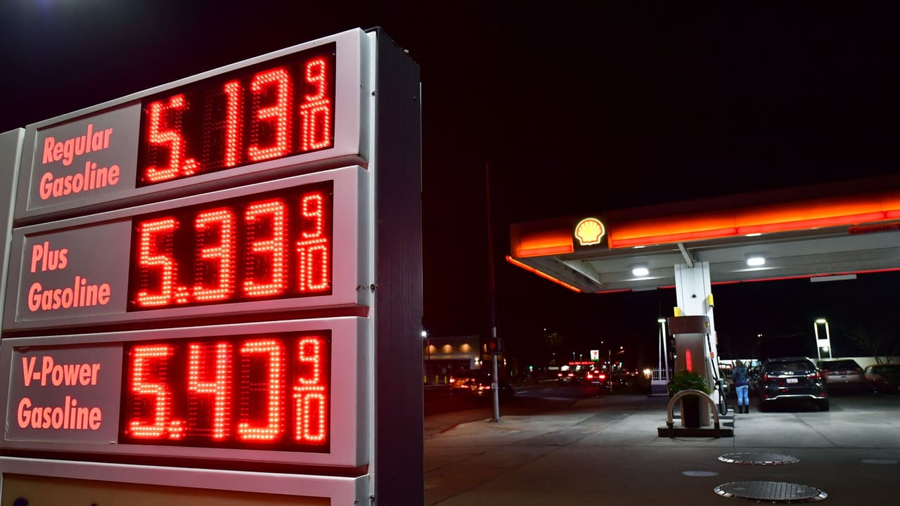 La gasolina vuelve a tocar precio récord en el área metropolitana de DC; te damos tips para ahorrar