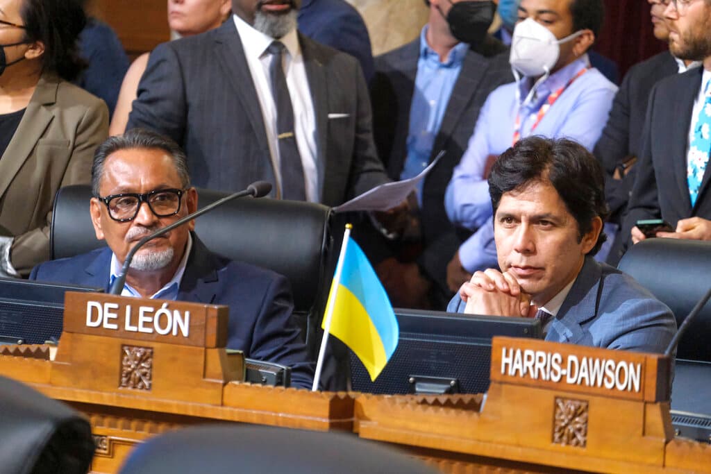 Caos en el Concejo Municipal de Los Ángeles: exigen la renuncia de Kevin de León y Gil Cedillo