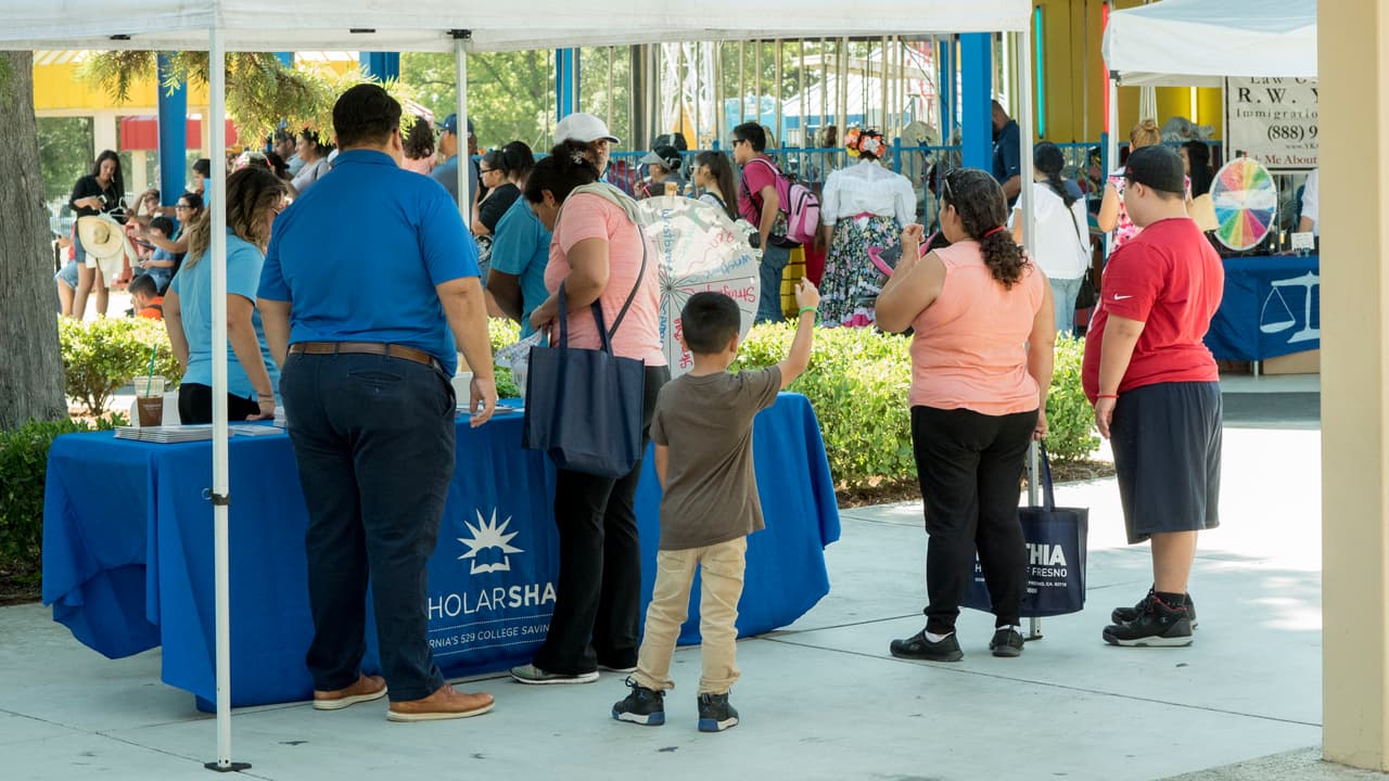 Familias del valle central visitaron los parques temáticos Playland y Storyland para disfrutar del Día de la Familia en Fresno.