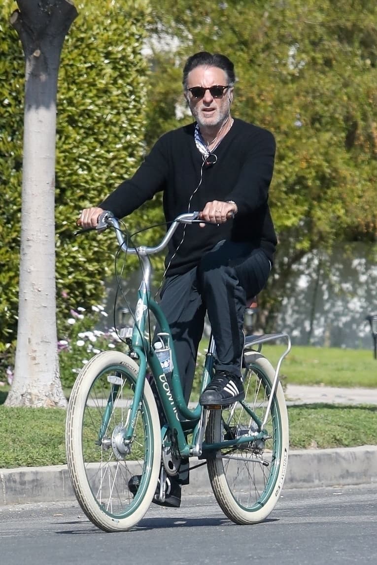 El actor Andy García también decidió salir de su casa, ubicada cerca del lago Toluca, para hacer un poco de ejercicio.