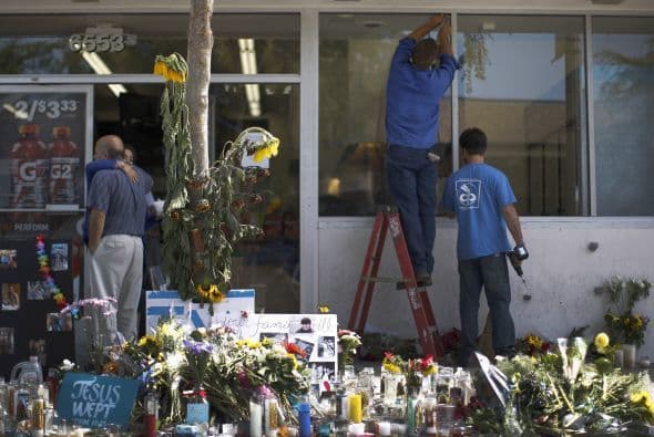 Trabajadores reemplazan una ventana agujerada por los balazos cometidos por Elliot Rodger.