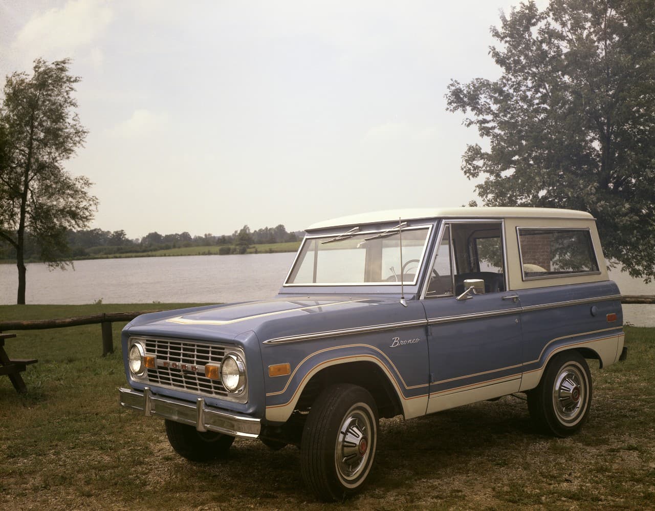 En 1968 Chevrolet introdujo su Blazer, una camioneta destinada a competir con la Ford Bronco pero construida sobre el chasis de su pickup C/K de tamaño grande, lo que la hacía más grande, cómoda y lujosa. Ford comenzó a añadirle más lujos a la Bronco como se puede ver en esta imagen de 1973.