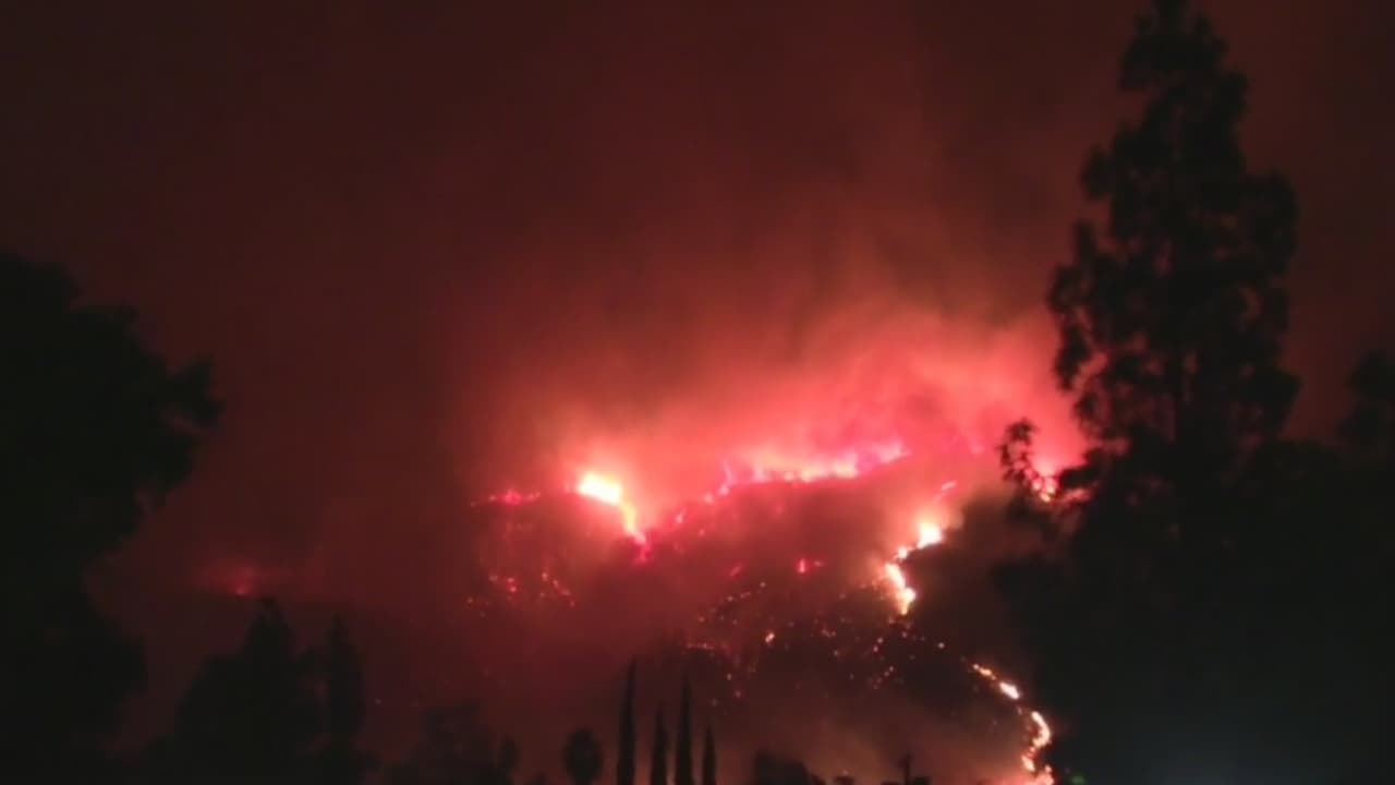 'Hillside' destruye 6 estructuras y se convierte en una amenaza para la zona rural de San Bernardino