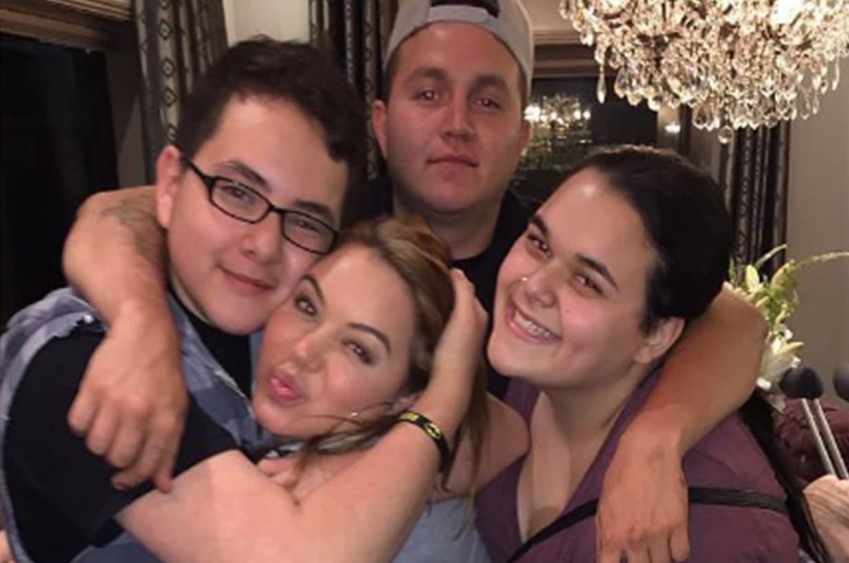 Debido a la cuarentena que se vive por la pandemia de covid-19, 
<b>Chiquis no ha podido ver a sus hermanos.</b>
<br>