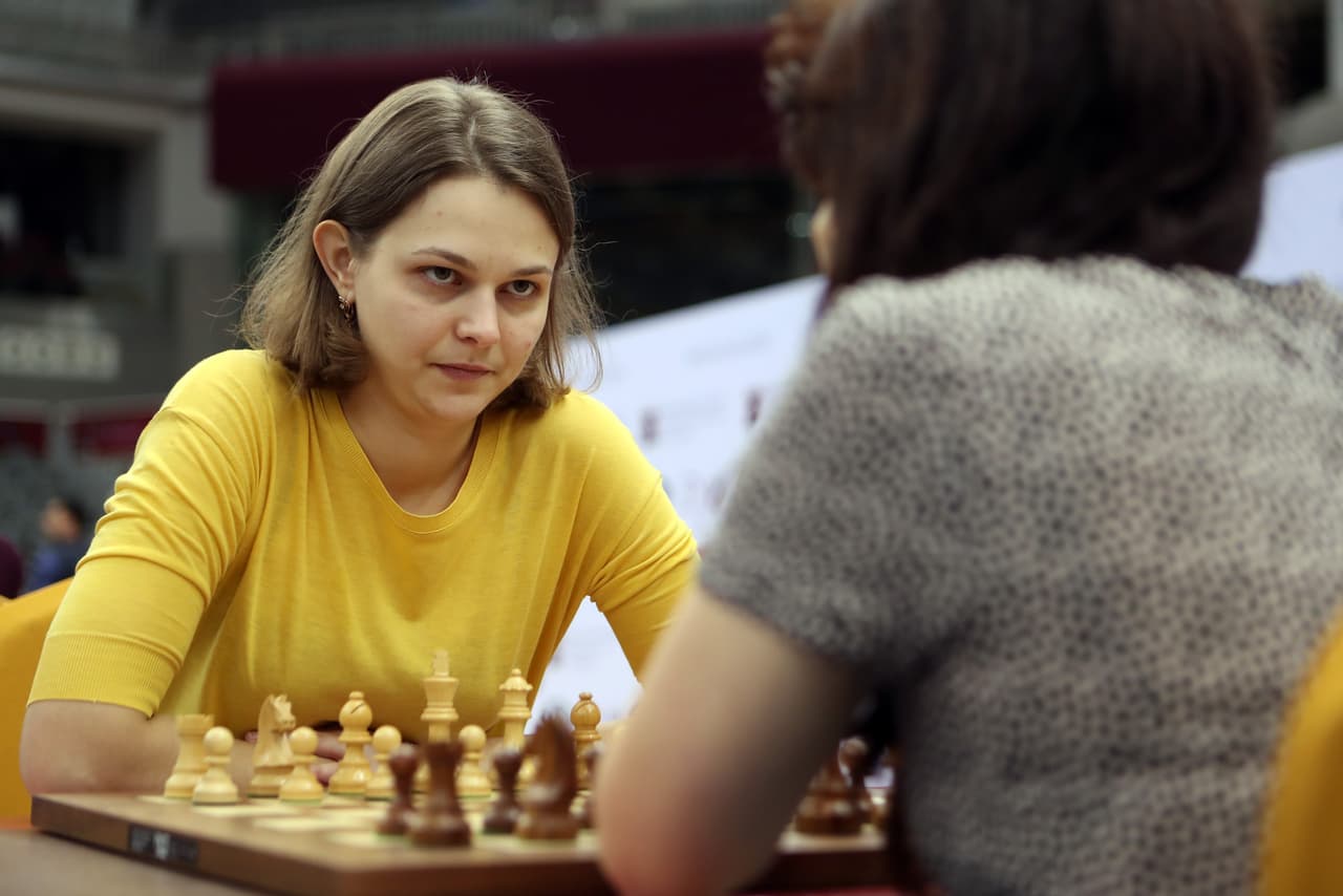 Anna Muzychuk participa en un campeonato de ajedrez en 2016.