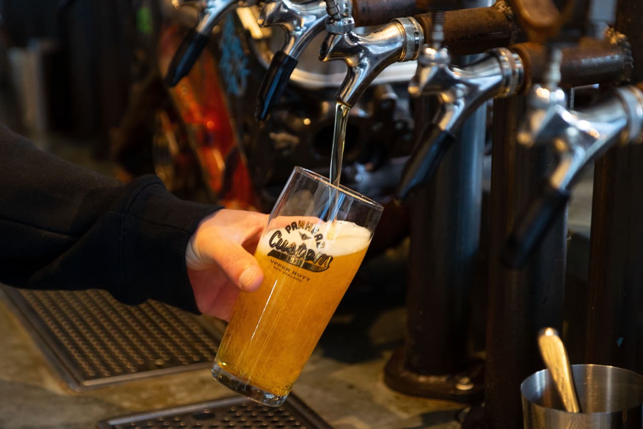 Gobernador Brian Kemp permite que se reabran bares y locales nocturnos en Georgia