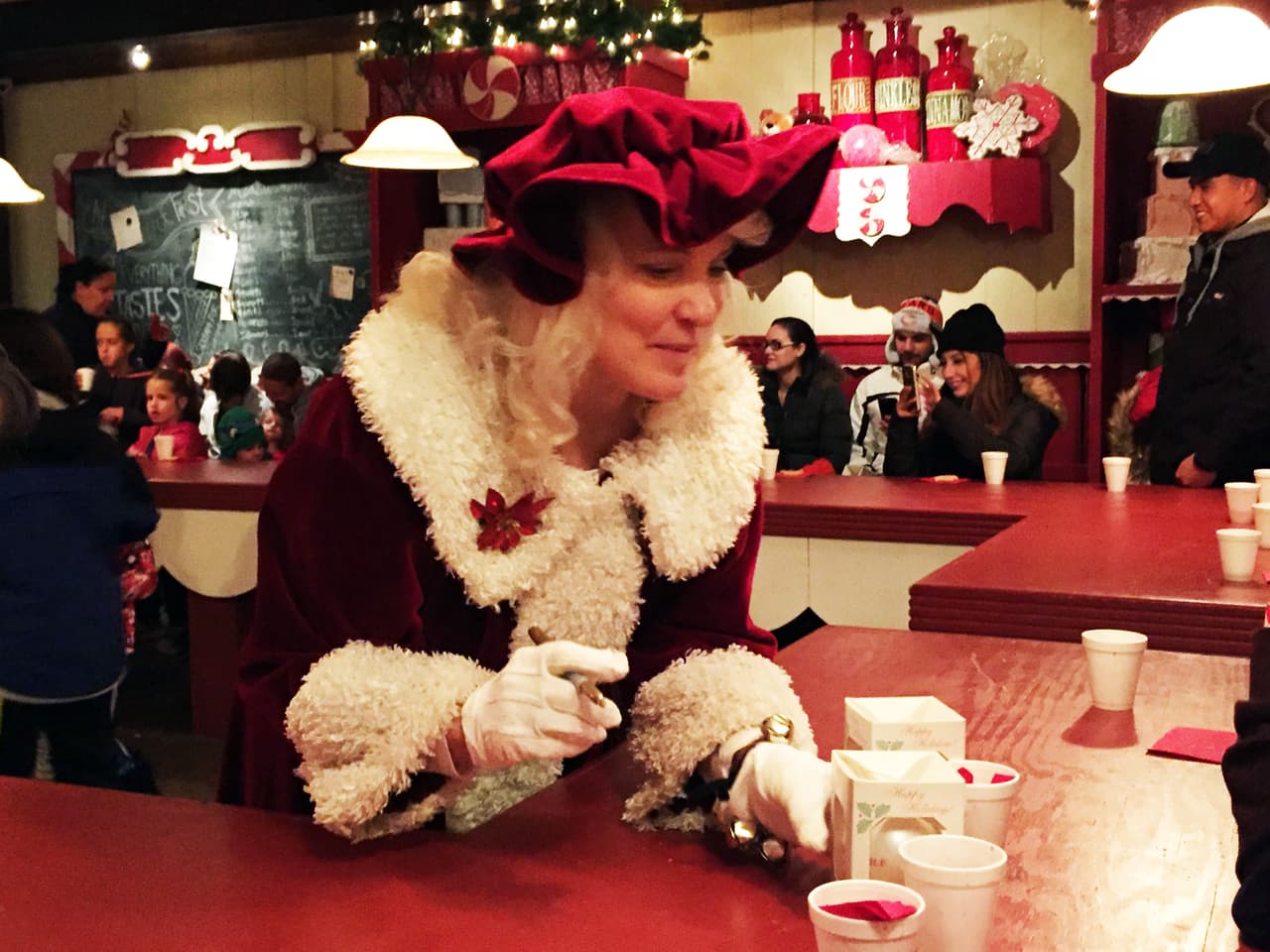 La señora Clause recibe a los niños en su pastelería con galletas y chocolate
