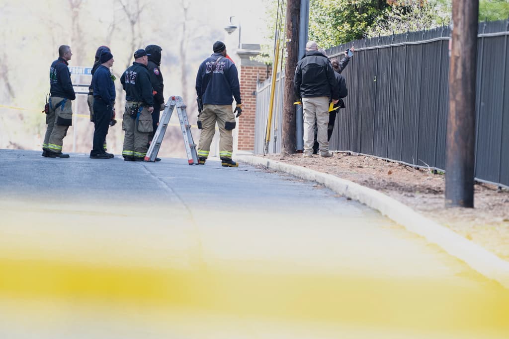 Un equipo de expertos analiza la escena, en busca de evidencias así como de restos de algún acelerante.