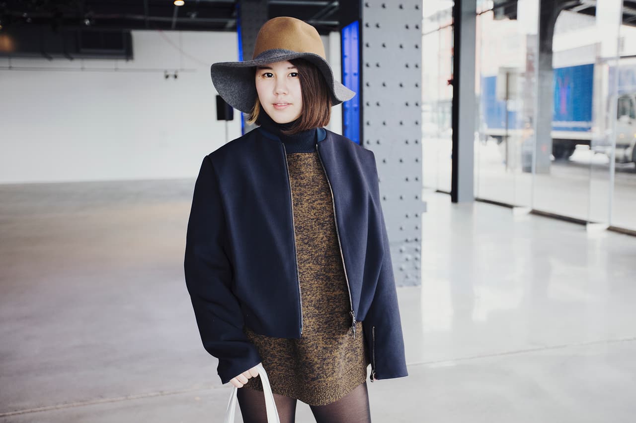 El sombrero Floppy es una de esas piezas que ha permanecido durante siglos en el armario femenino. Una interesante apuesta es buscar uno que tenga dos colores diferentes en su copa y en su ala.