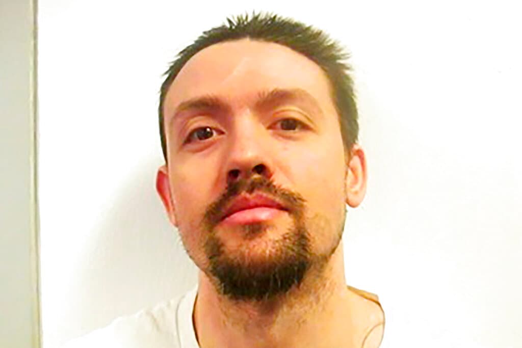 <h2 class="cms-H2-H2">Gilbert Postelle</h2>
<br>
<b>Fecha de ejecución:</b> 17 de febrero 2022 
<br>
<b>Lugar de ejecución: </b>Oklahoma
<br>
<br>Fue condenado por participar al lado de su hermano y su padre en el asesinato de cuatro personas en 2005, cuando era un adolescente. De acuerdo con los registros del caso, aseguró que las víctimas habían herido a su padre en un accidente de motocicleta.
<br>
<br>Su hermano fue condenado a cadena perpetua y su padre fue declarado incompetente para ser juzgado por las heridas que sufrió en el accidente.
<br>
<br>Su última comida fueron 20 nuggets de pollo, una variedad de salsas para untar, tres papas fritas grandes con ketchup, un sándwich de pollo crujiente, un refresco grande, además de un frappé de caramelo.
<br>