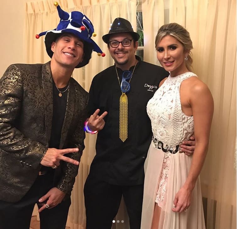 Fue Chyno quien se despojó del smoking para ponerse más comodo y cantrarle a sus invitados.