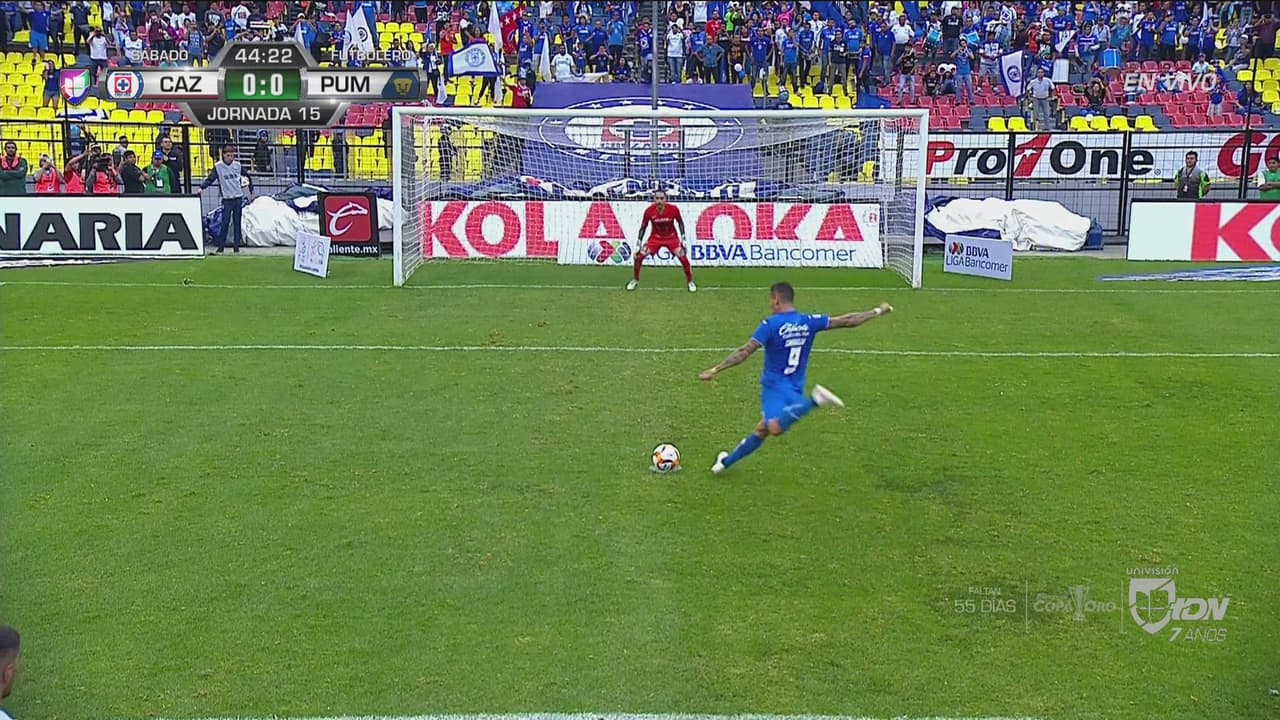 Milton Caraglio, de penal, adelanta a Cruz Azul sobre Pumas