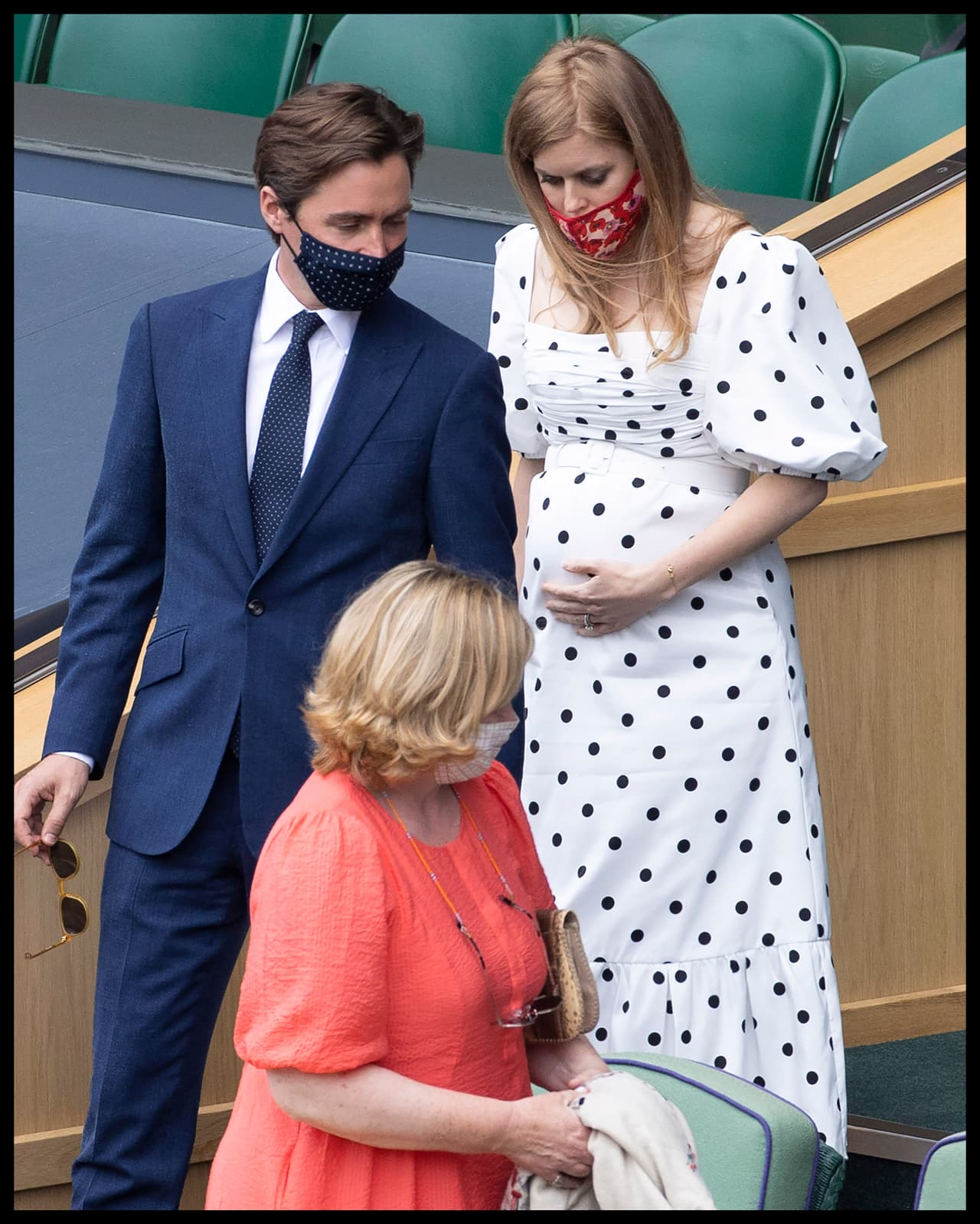 Con las manos en su vientre abultado y acompañada de su esposo, bajó cuidadosamente las escaleras para buscar un asiento y disponerse a disfrutar de los partidos de las cuatro jugadoras de tenis que buscan su lugar en la final del Grand Slam.