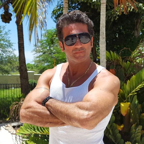 En 2012 el actor intentó hacer una carrera en la música y lanzó el disco 'Tan frágil como tú', el cual mezcla sonidos gruperos y de Tex-Mex.