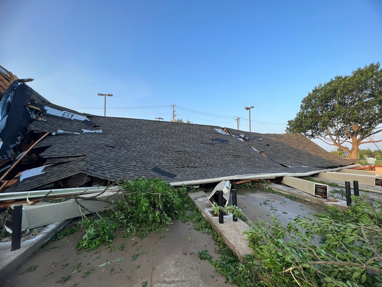 Ramas caídas y destrucción hay en esta zona del condado Collin, donde las autoridades están evaluando los daños.
