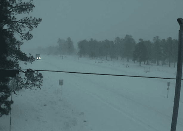 Otra recomendación es mantener 6 segundos de distancia entre el auto de enfrente y el suyo; esto durante la lluvia y cuando este cayendo nieve, así usted podrá frenar bien. 
<br>