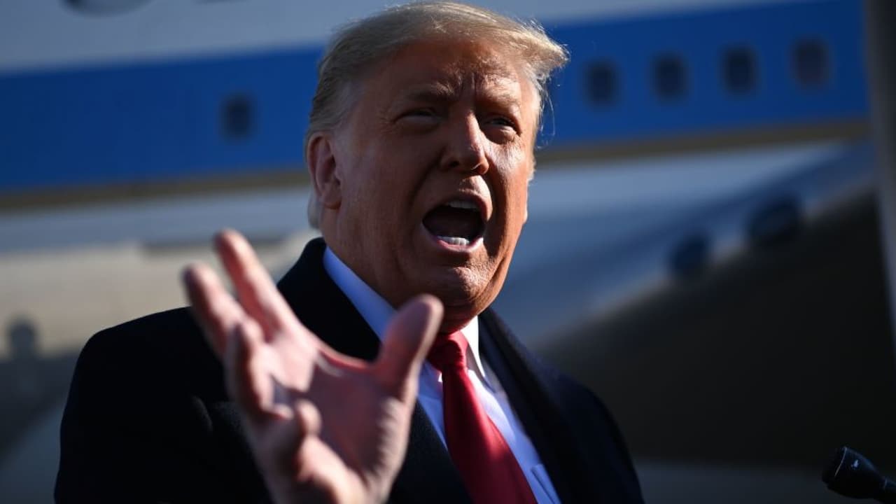 El mensaje de los fiscales en el tercer día de juicio político contra 
<b>Donald Trump</b> fue que el exmandatario incitó claramente al asalto del Capitolio y aseguraron que si no es condenado y no se le prohíbe postularse para un futuro cargo federal, volvería a ocurrir una situación parecida a la del 6 de enero. Los administradores también pidieron a la defensa que no vuelva a cuestionar la constitucionalidad del proceso, pues el Senado ya estableció que sí es constitucional. 
<b><a href="https://www.univision.com/noticias/politica/tercer-dia-juicio-politico-donald-trump-argumentos-impeachment-en-el-senado">Más información aquí. </a></b>