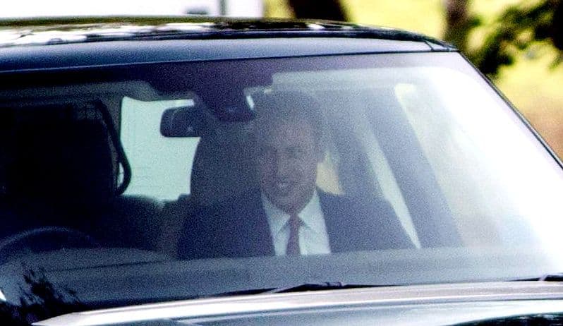 De acuerdo con información de la revista People, conserva la placa original de la realeza con la matrícula OY13 TBU.
<br>