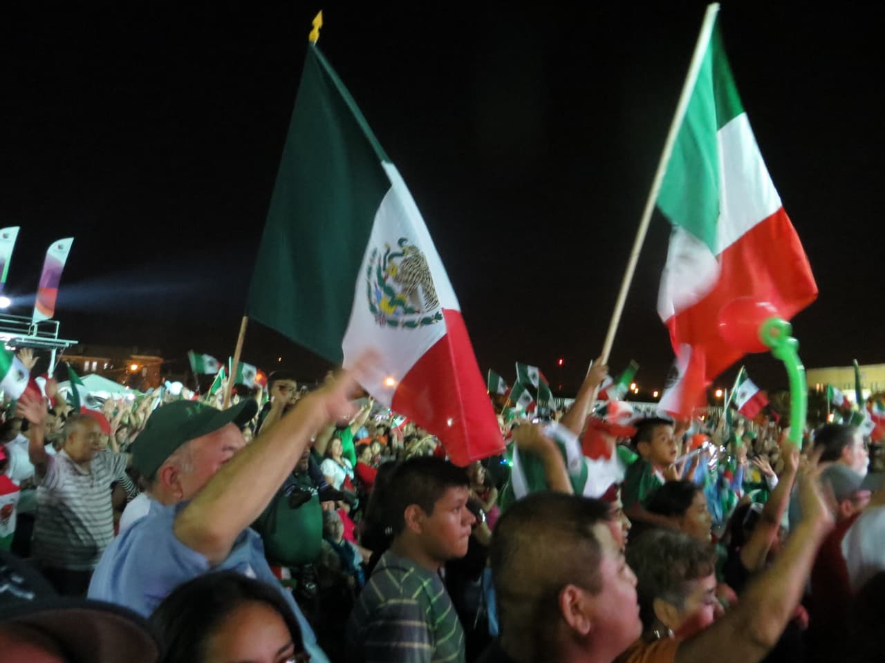 Este 15 de septiembre más de 12 mil personas gritaron Viva México en el Harrison Park. La fiesta estuvo llena de colorido y alegría, pero también de llamados de justicia por Ayotzinapa.