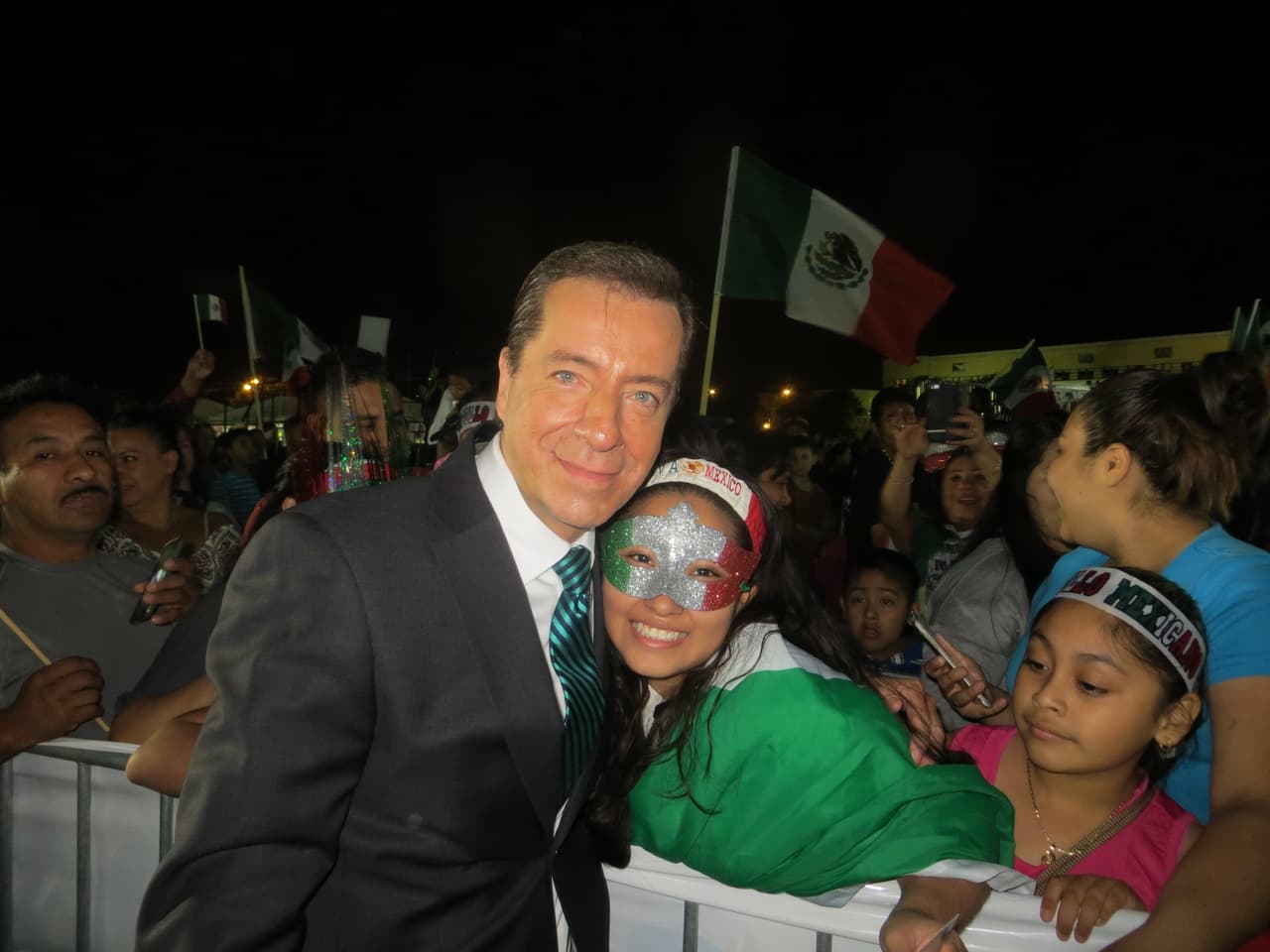 Este 15 de septiembre más de 12 mil personas gritaron Viva México en el Harrison Park. La fiesta estuvo llena de colorido y alegría, pero también de llamados de justicia por Ayotzinapa.