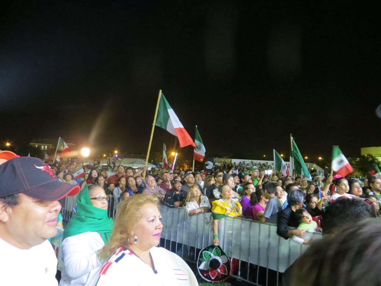 Este 15 de septiembre más de 12 mil personas gritaron Viva México en el Harrison Park. La fiesta estuvo llena de colorido y alegría, pero también de llamados de justicia por Ayotzinapa.