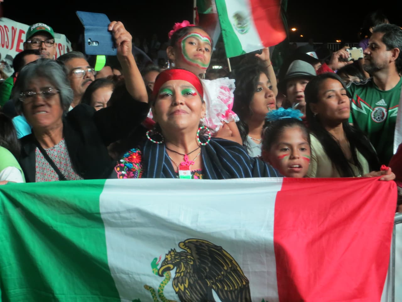 Este 15 de septiembre más de 12 mil personas gritaron Viva México en el Harrison Park. La fiesta estuvo llena de colorido y alegría, pero también de llamados de justicia por Ayotzinapa.