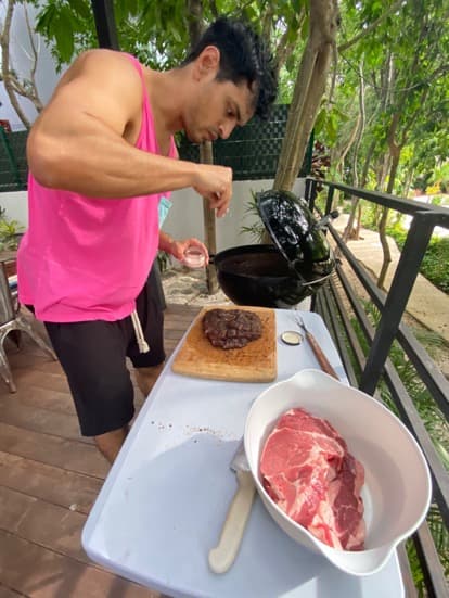 Además de excelente músico,
<b>Bibi</b> demuestra que para hacer carne a la barbacoa, es el elegido de la casa.