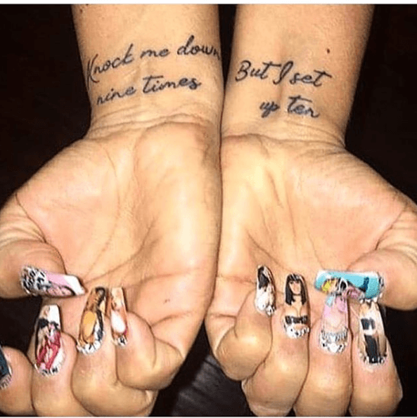 También hay quienes han optado por tatuarse títulos o frases de canciones, siendo la favorito esta: "Knock me down nine times. But I get up 10", que pertenece al sencillo 'Get up 10'.