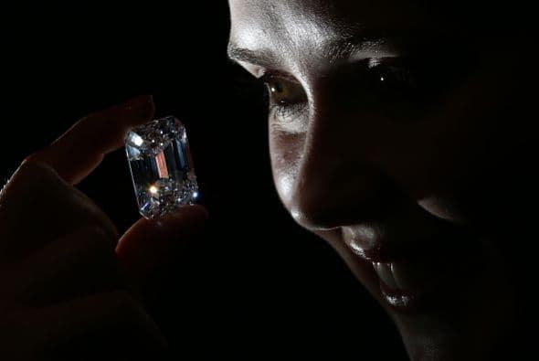 El récord para cualquier joya es de 46 millones de dólares, alcanzado por un diamante rosado de 24.78 quilates cortado en forma de esmeralda, establecido en Sotheby's en 2010.