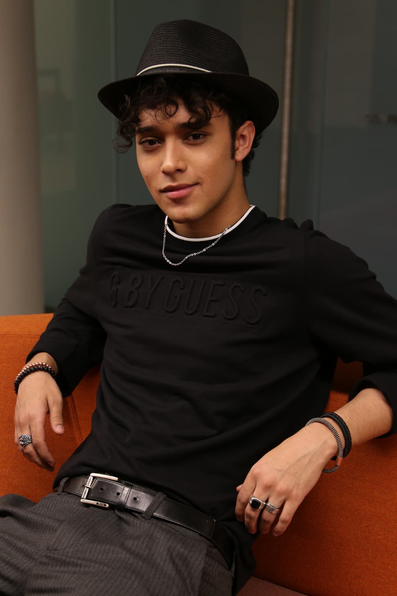 Y, por supuestos, no puede faltar su sombrero estilo trilby; el joven cantante dijo tener una extensa colección de ellos.